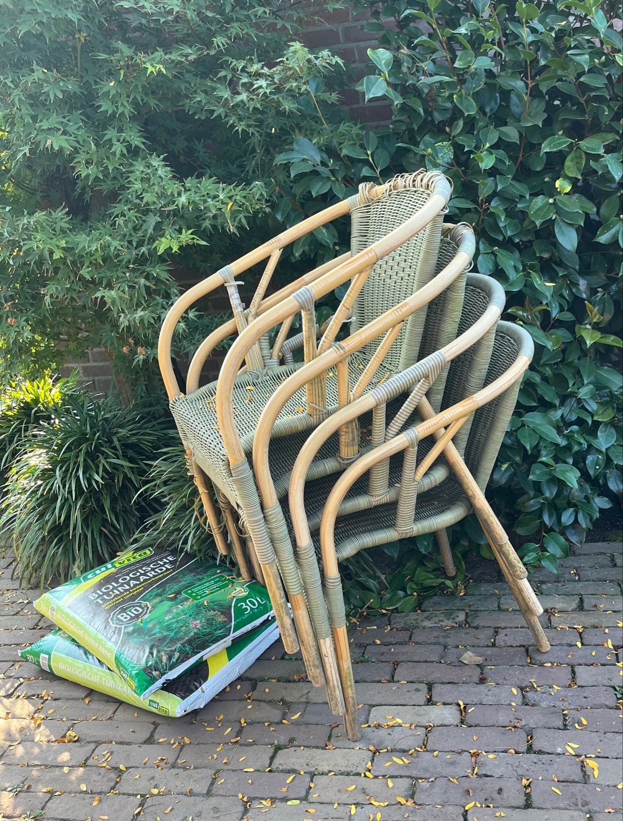 Stapelbare tuinstoelen van rotan en bamboe (4 stuks), Tuin en Terras, Ophalen, Gebruikt, Rotan, Stapelbaar