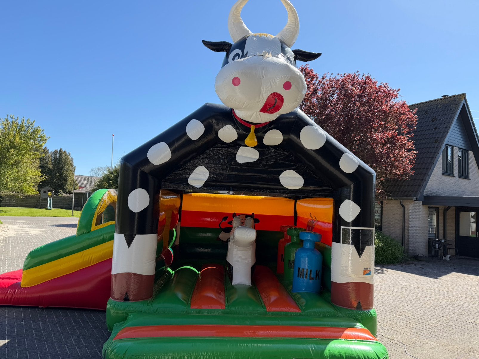 Springkussen te huur koe met glijbaan (evt met aanhanger), Ophalen, Gebruikt, Overige