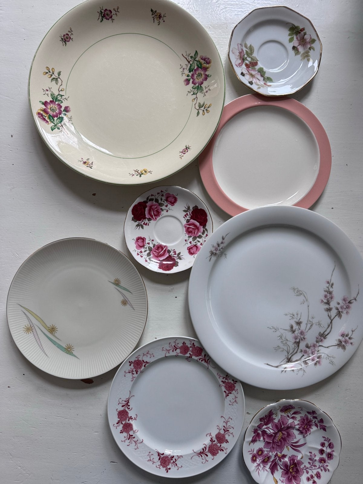 Set van vintage borden en schotels met bloemmotief, Ophalen of Verzenden