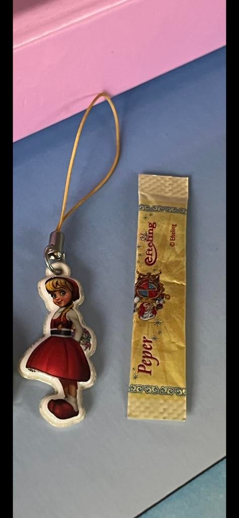 Efteling oud peperzakje en roodkapje 2010 foam hangertje, Ophalen of Verzenden, Zo goed als nieuw