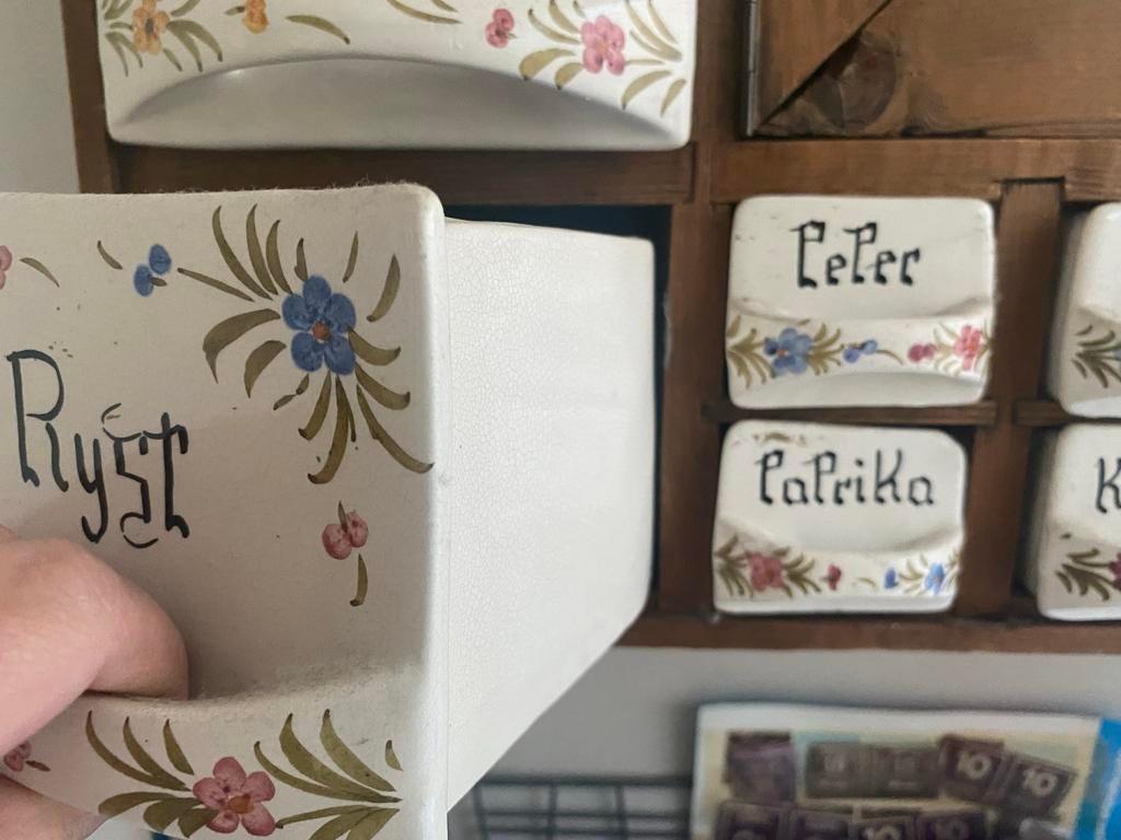 Antiek kruidenkastje met keramische lades, Ophalen