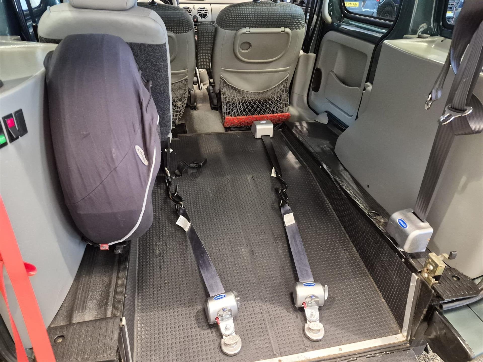 Renault Kangoo Rolstoelauto Automaat 3+1 (airco), Auto's, Automaat, Stof, Gebruikt, Zwart