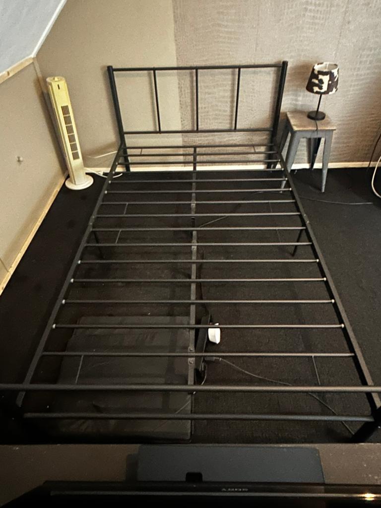 Zwart metalen bed 1.20 x 2.00 izgst twijfelaar, Huis en Inrichting, Ophalen, Zwart, Zo goed als nieuw, Twijfelaar