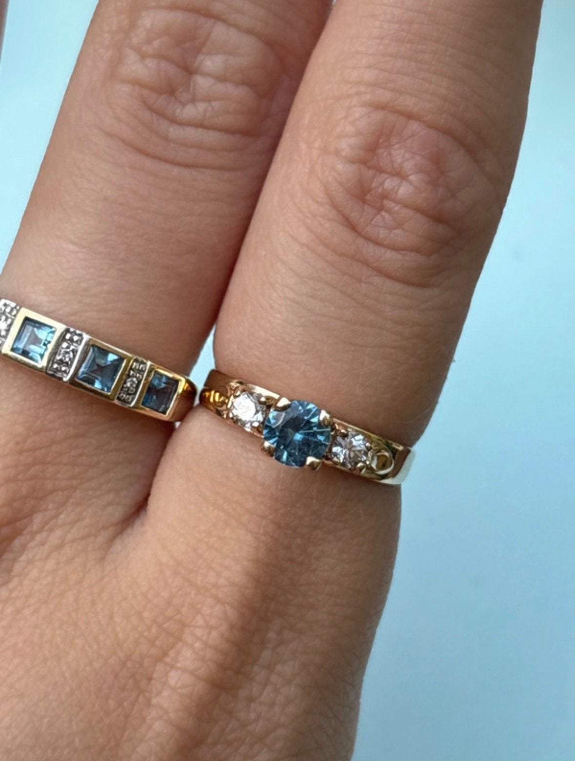9 karaat geelgouden ring met blauwe steen en 2 diamantjes, Met kristal, Blauw, Ophalen of Verzenden, Dame