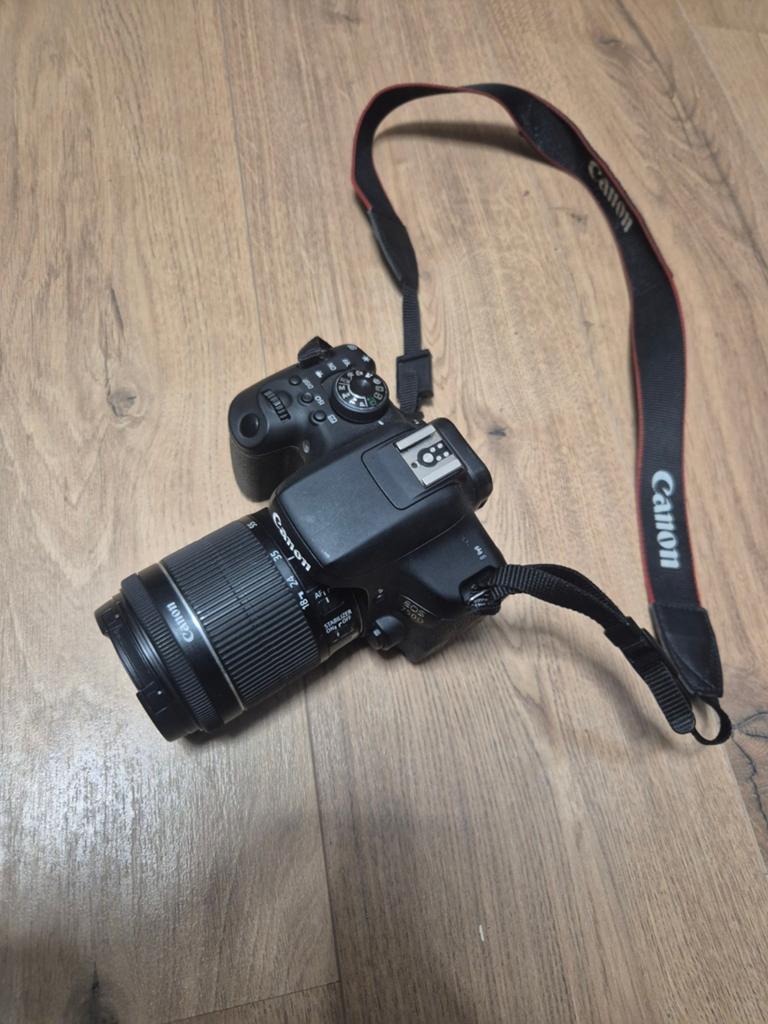 Canon EOS 750D met canon is 18-55mm lens, Spiegelreflex, Canon, Ophalen of Verzenden, Zo goed als nieuw