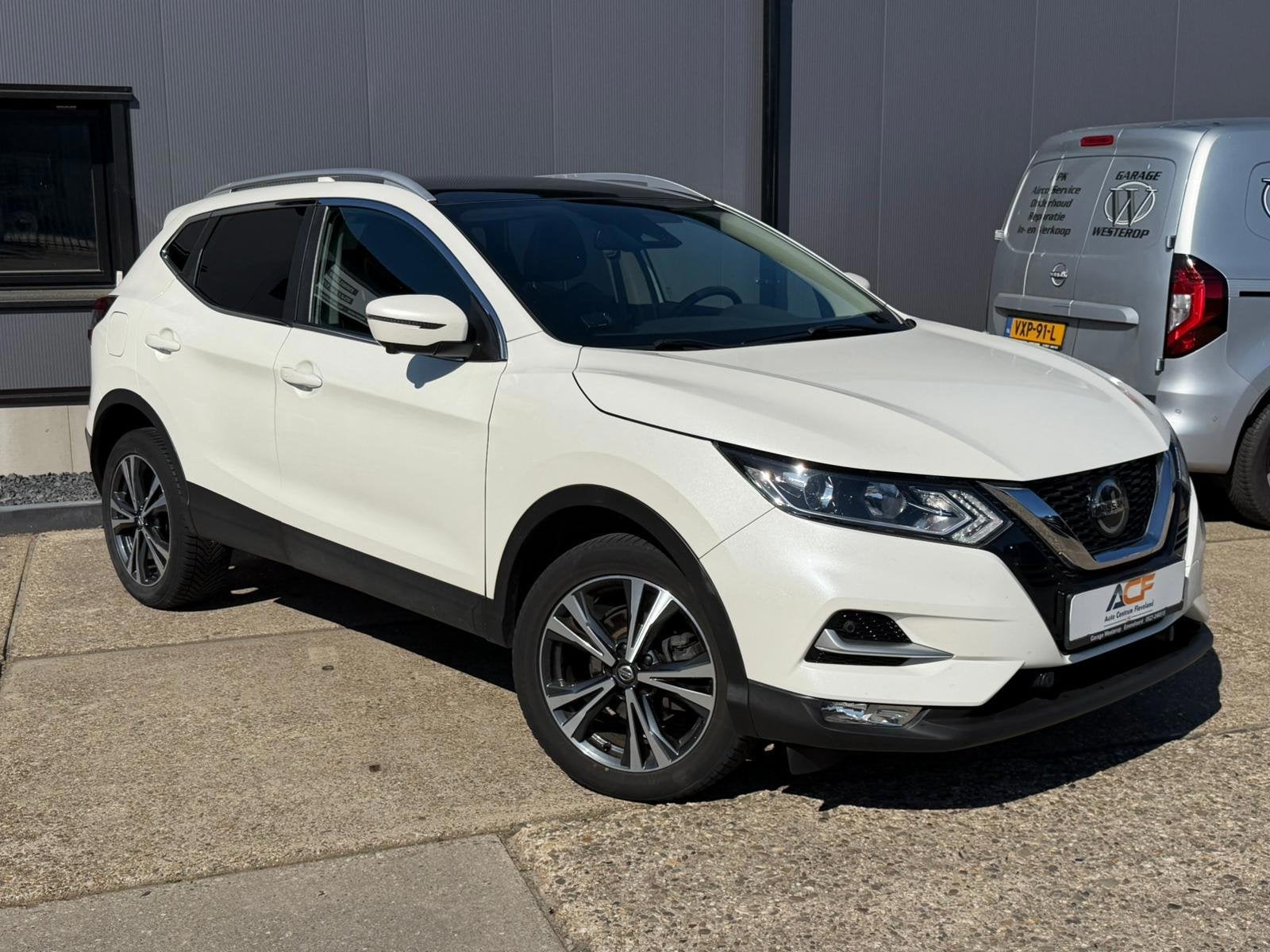 Nissan Qashqai 1.3 MHEV N-Connecta /Trekhaak / NAVI / CAMERA, Auto's, Voorwielaandrijving, Gebruikt, Zwart, 4 cilinders