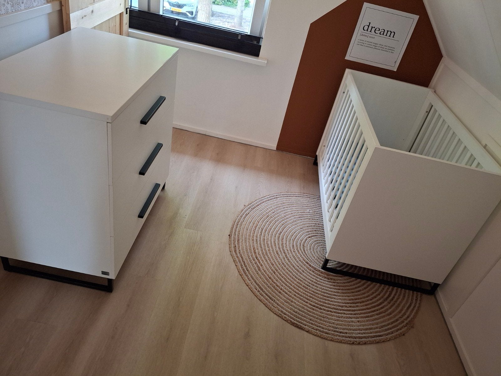 TWF Babykamer. Commode en ledikant Wit met zwart metaal, Ophalen, 50 tot 70 cm, 90 tot 105 cm, 100 cm of meer