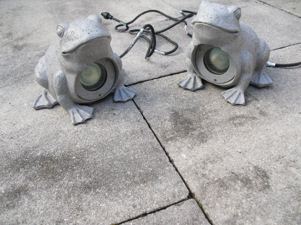 TE KOOP TWEE NIEUWE STENEN KIKKERS MET VERLICHTING, Ophalen, Overige materialen, Minder dan 50 watt, Nieuw