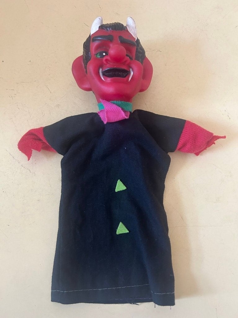 Vintage poppenkastpop duivel met rood hoofd, Gebruikt, Bij dit specifieke merkloze vintage speelgoeditem is er geen handelsnaam van een fabrikant, adres of e-mailadres op het product aanwezig.