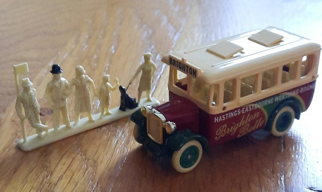 Setje: Autobus + Politieauto / DAYS GON, Hobby en Vrije tijd, Modelauto's | Overige schalen, Ophalen of Verzenden, Nieuw, Bus of Vrachtwagen
