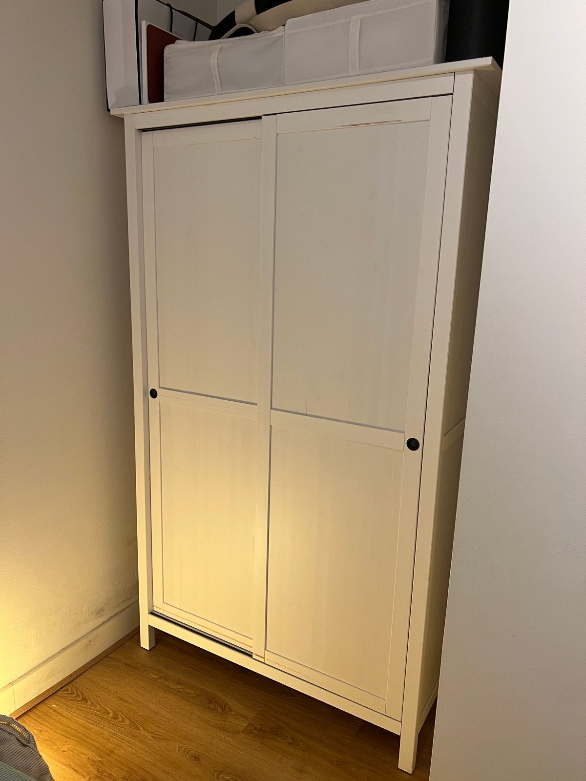 Ikea Hemnes Witte kledingkast met schuifdeuren, Ophalen, Met plank(en), Gebruikt, 100 tot 150 cm