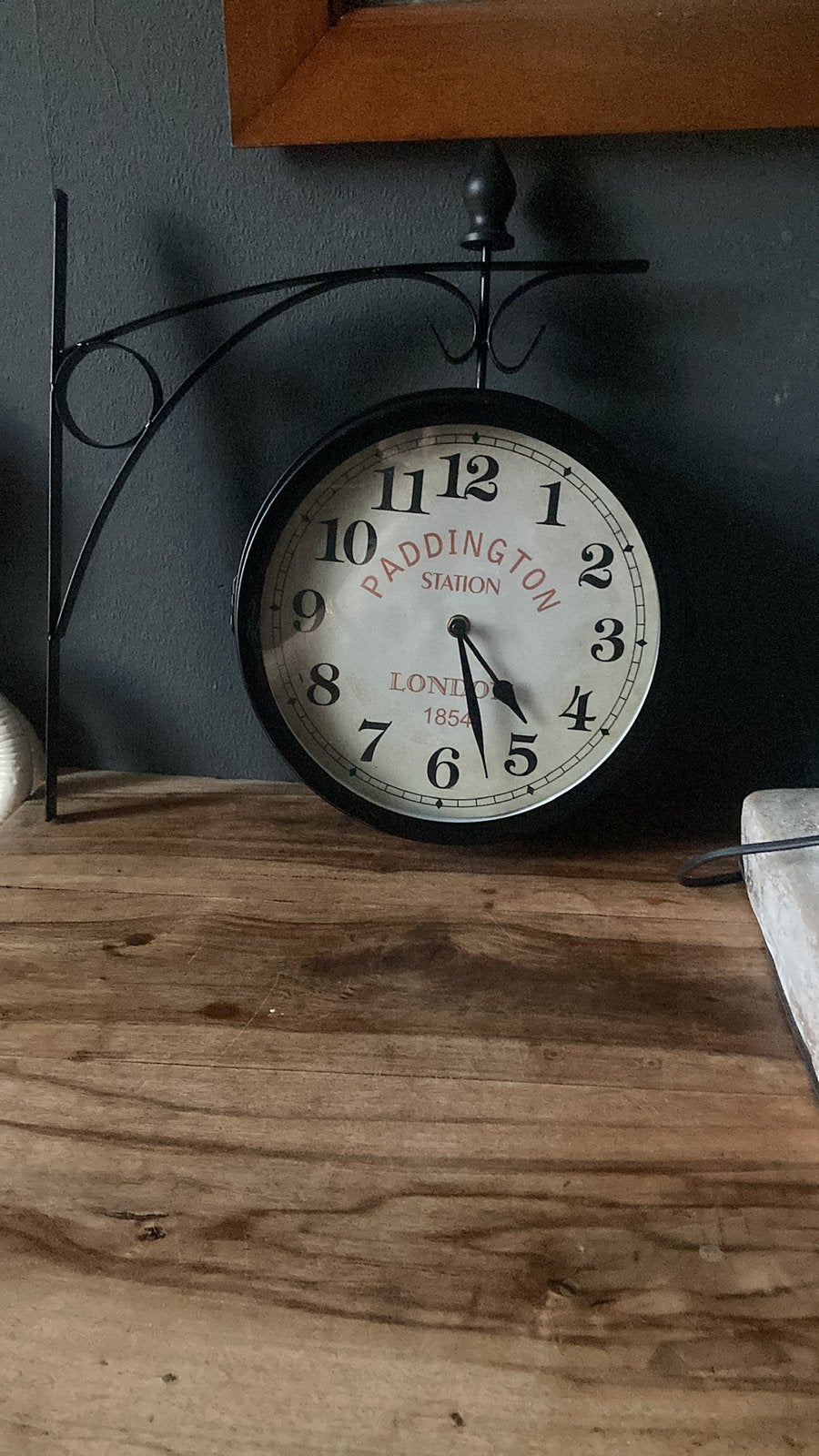 Mooie station klok, Ophalen of Verzenden, Zo goed als nieuw, Wandklok