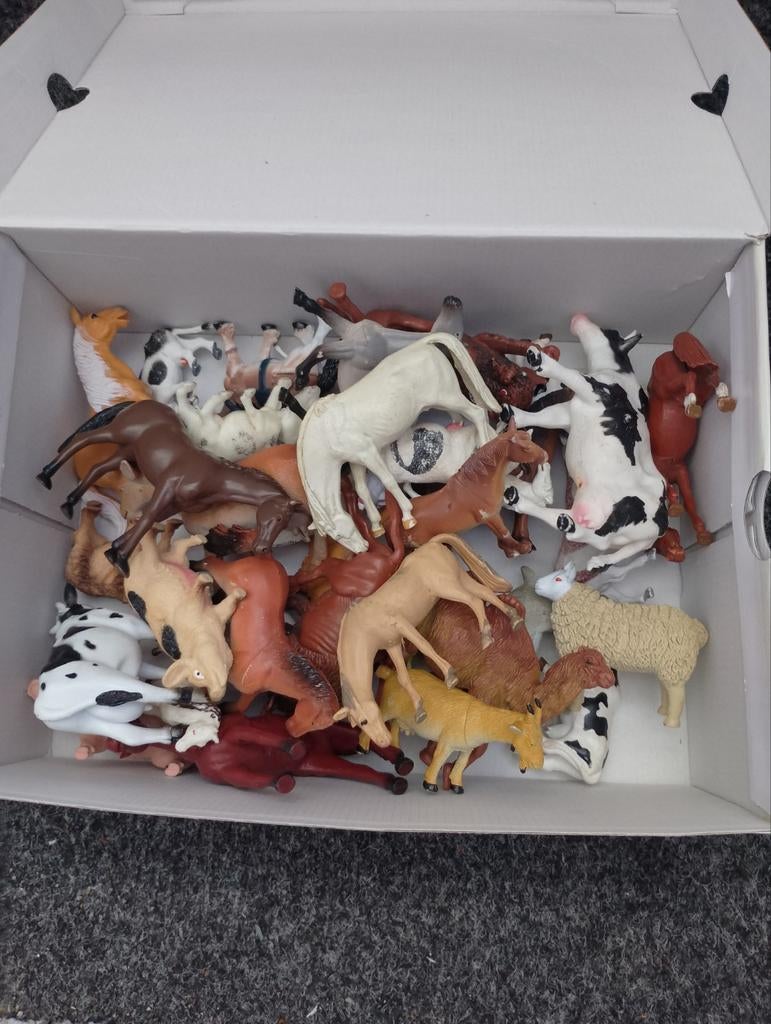 Grote doos met diverse speelgoedboerderijdieren, Ophalen