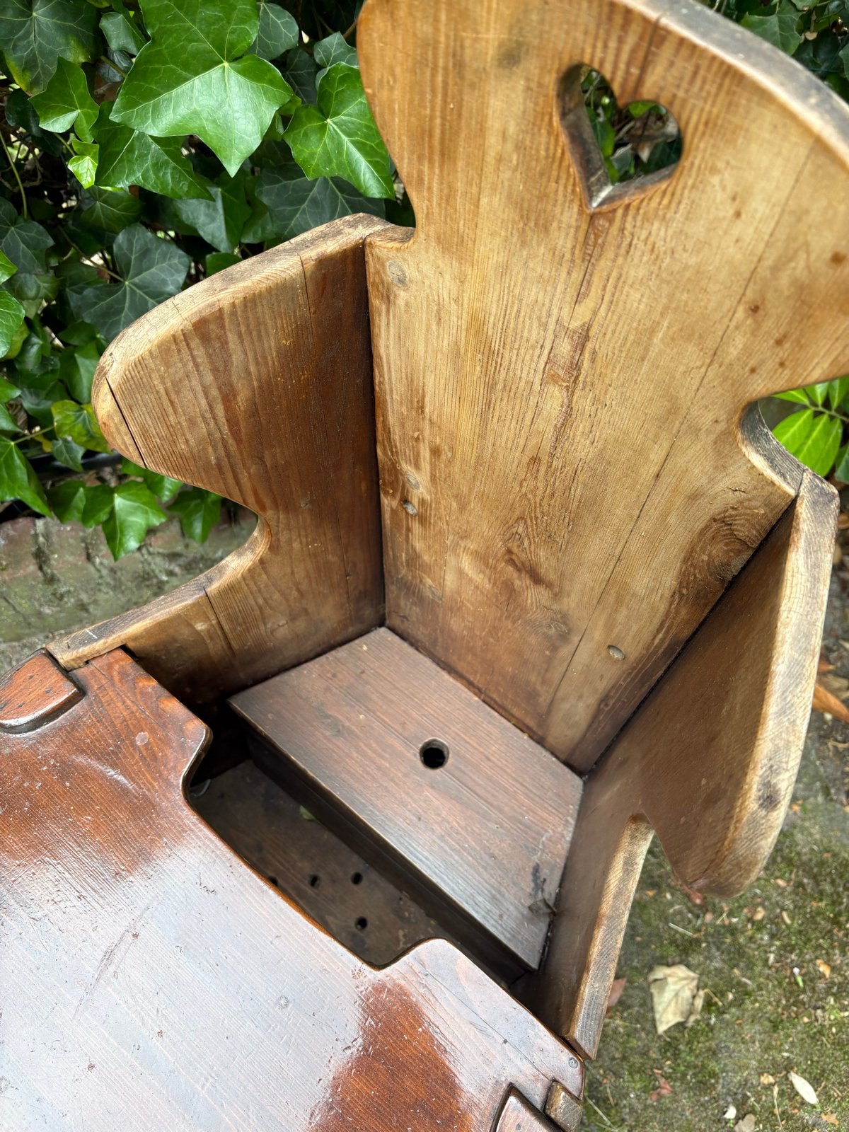 Antieke houten kinderstoel met hartuitsparing, Ophalen