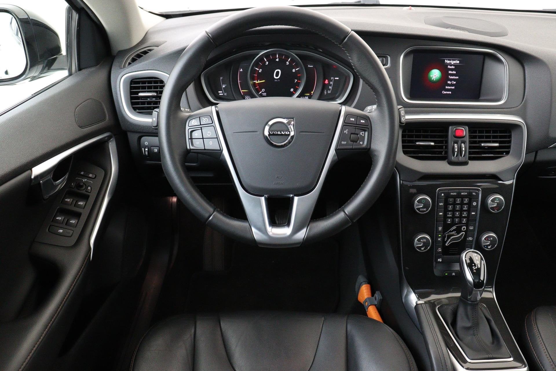 Volvo V40 Cross Country T3 AUT. POLAR+ LUXURY -PANO.DAK|HARM, 12 maanden, Euro 6, 4 cilinders, Wit