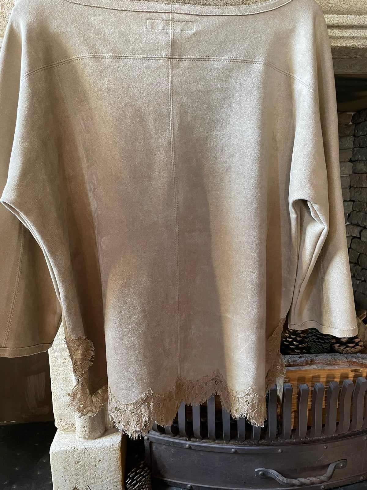 Marccain suedine blouse, top met kant, maat 2, Kleding | Dames, Tops, Maat 38/40 (M), Beige, Ophalen of Verzenden, Zo goed als nieuw