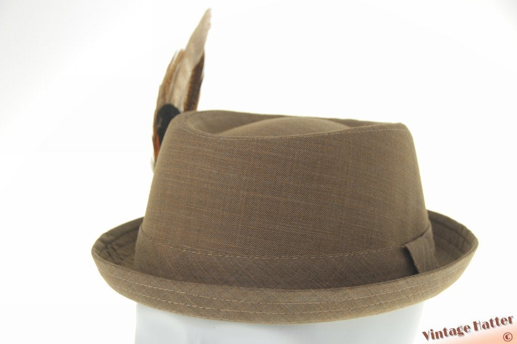 Porkpie hoed beige bruin katoen met veren 57, 58 en 59 nieuw, Ophalen of Verzenden, Nieuw, 58 of 59 cm (L, 7¼ of ⅜ inch), Hoed