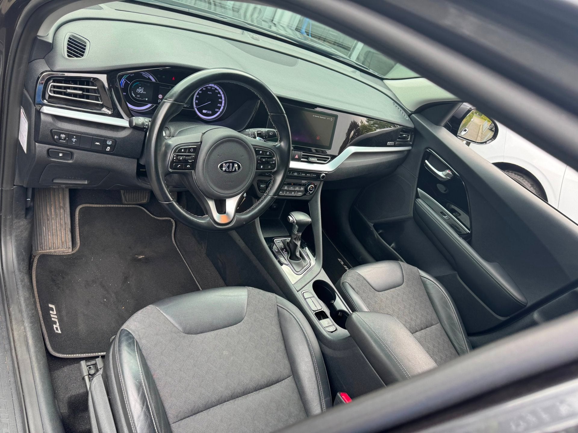 Foto 10 van Kia Niro 1.6 GDi Hybrid DynamicLine | All Season | Volledig