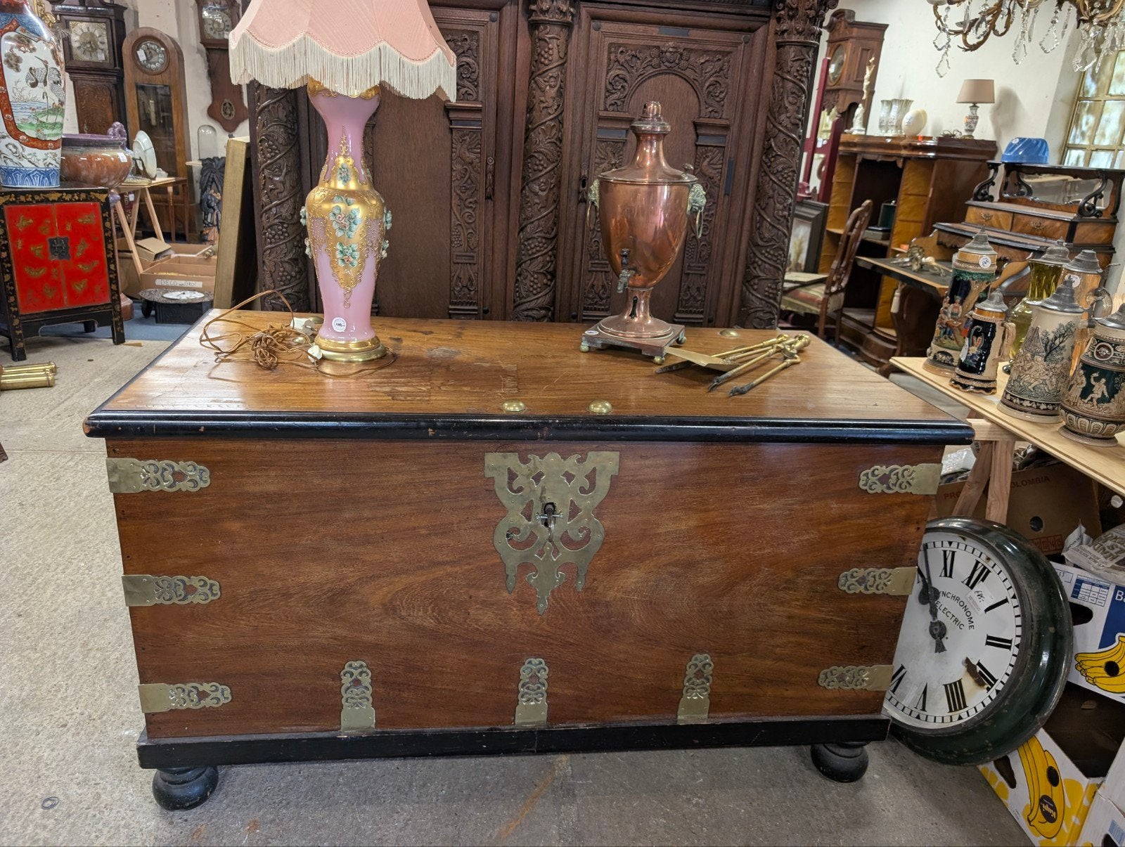 Antieke koloniale kist. L155cm h 85. D 70.  €950., Ophalen