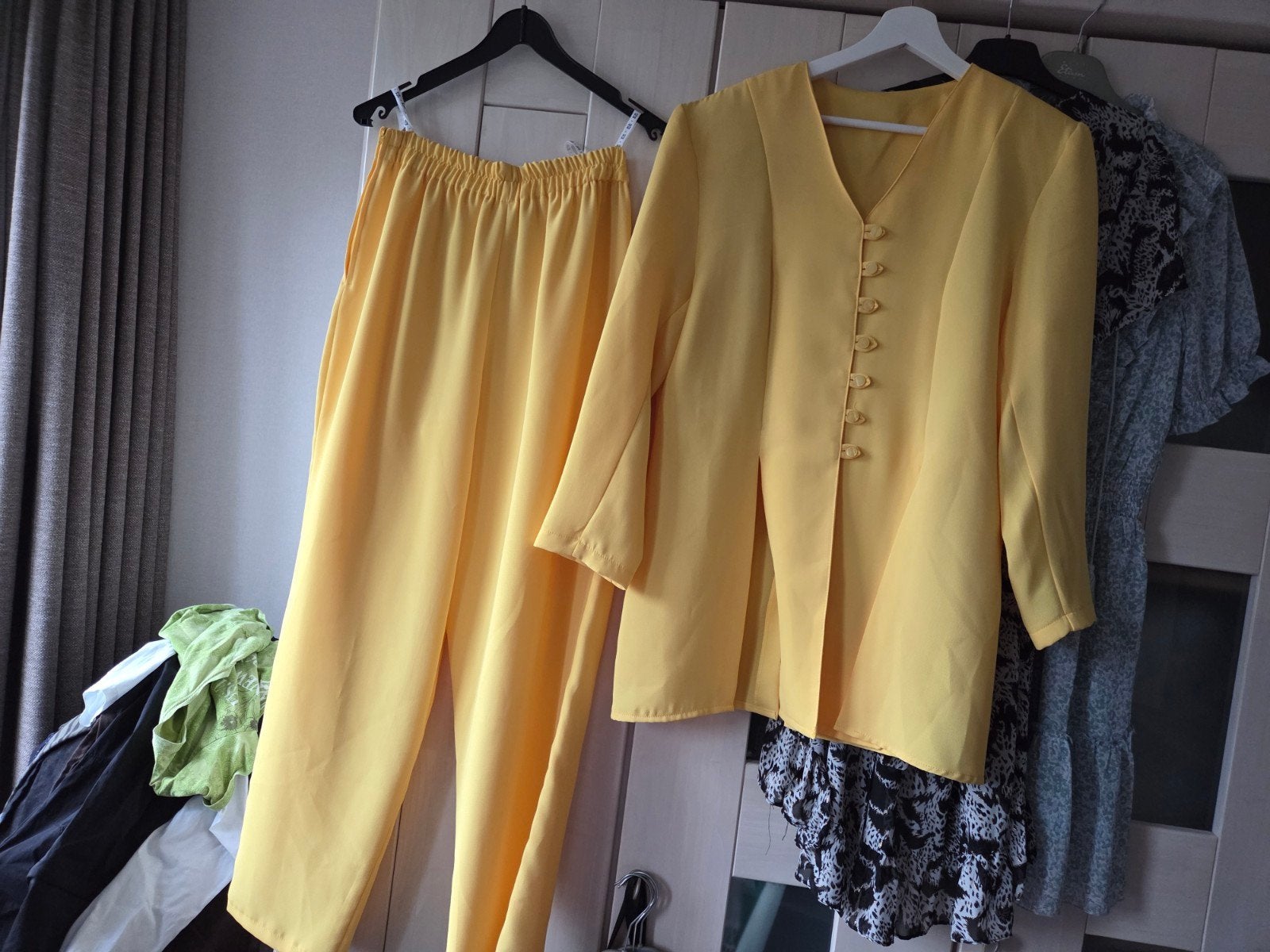 gele blazer met broek, Ophalen of Verzenden, Zo goed als nieuw, Maat 42/44 (L)