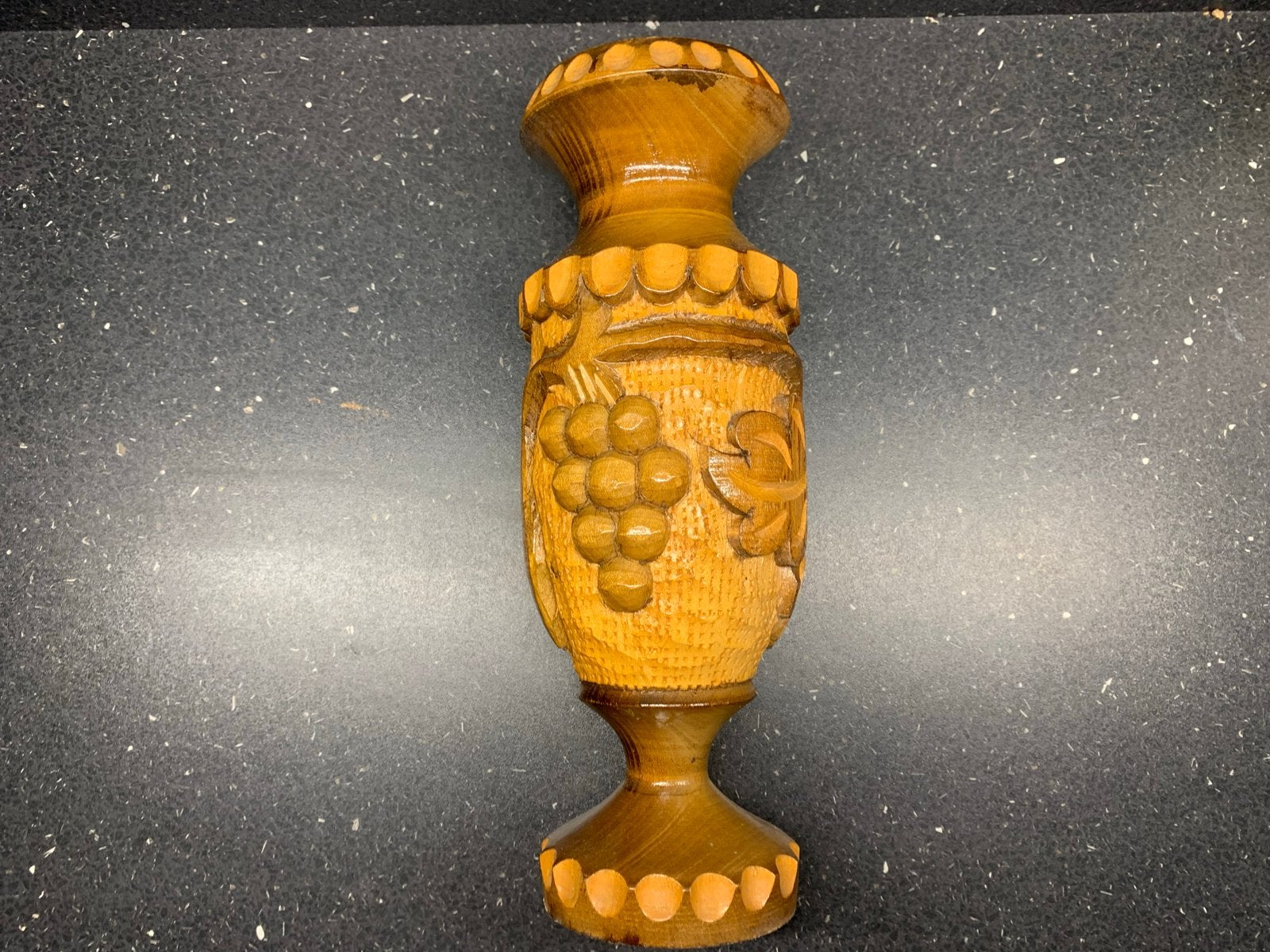 Houten vaas met druivenmotief - Handgesneden decoratie, Ophalen of Verzenden