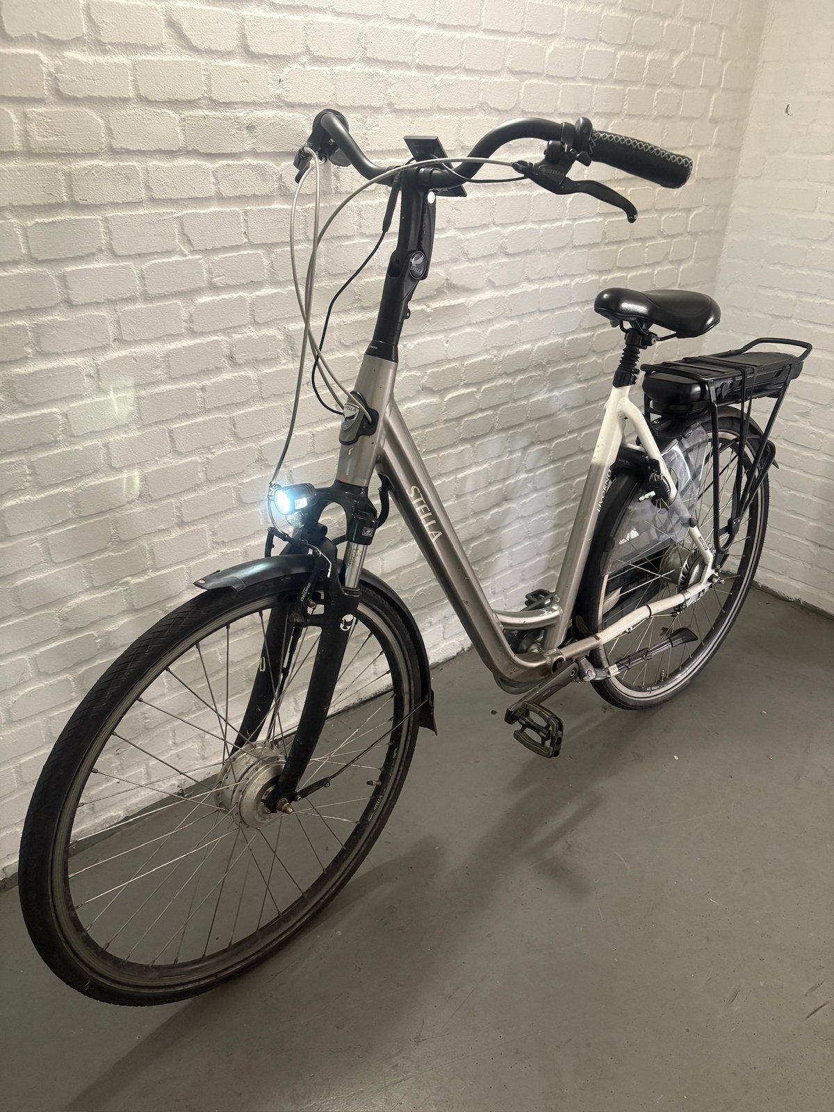 Stella Livorno elektrische dames fiets nette staat 2 accu’s, Zo goed als nieuw, 50 km per accu of meer, 55 tot 59 cm, Ophalen