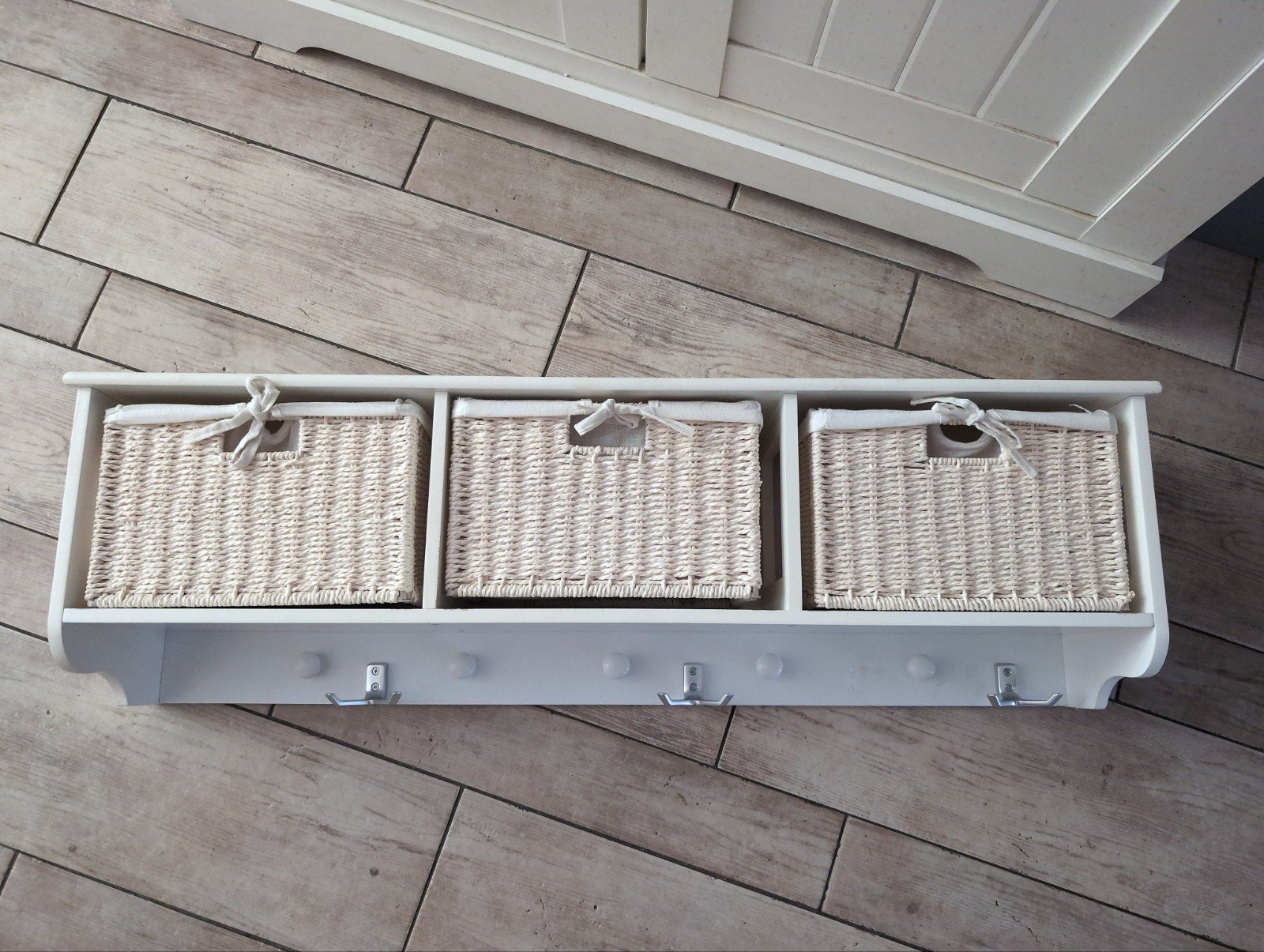 Witte wandkapstok met 3 mandjes - kleine beschadiging, Huis en Inrichting, Woonaccessoires | Kapstokken, Ophalen