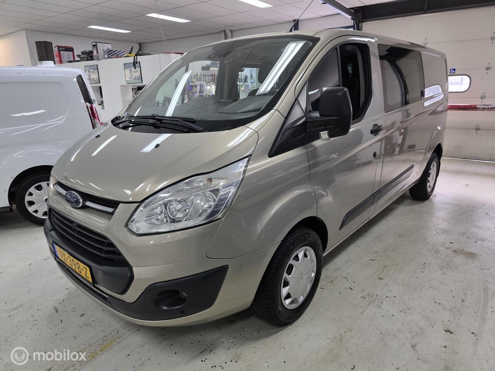 Foto 2 van Ford Transit Custom 290 2.0 TDCI L2H1 Ambiente DC