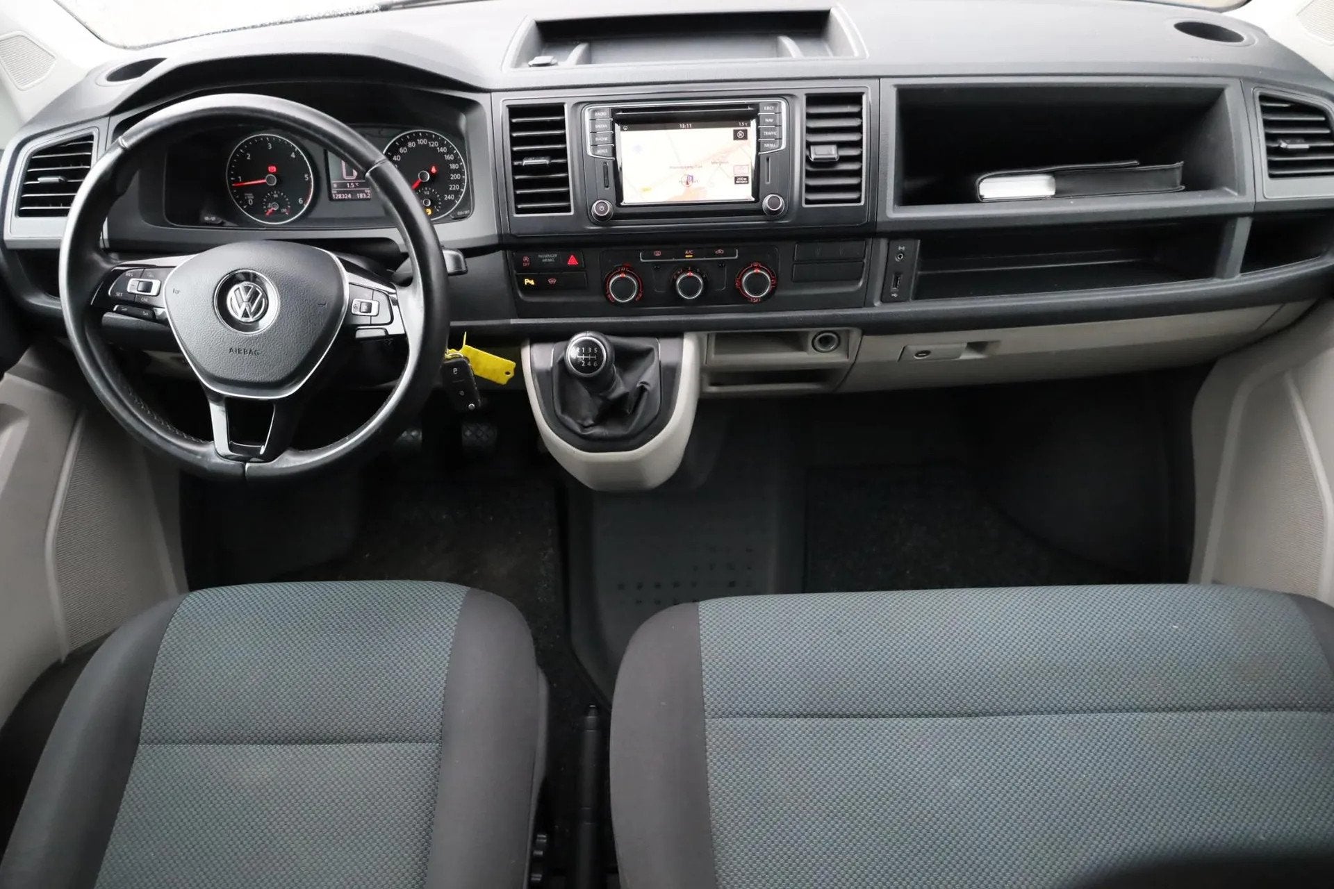 Foto 2 van Volkswagen Transporter 2.0 TDI L1H1 Highline (bj 2017)
