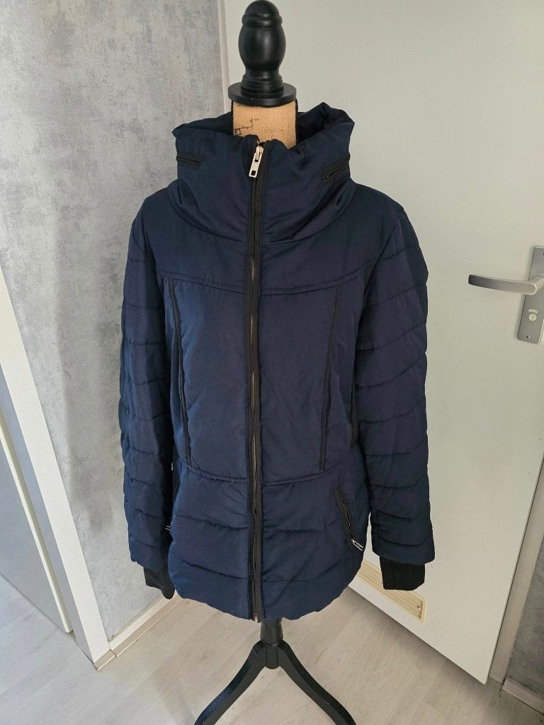 Donkerblauwe gewatteerde jas met hoge kraag maat 50, Ophalen of Verzenden, Gedragen, Maat 38/40 (M), Blauw