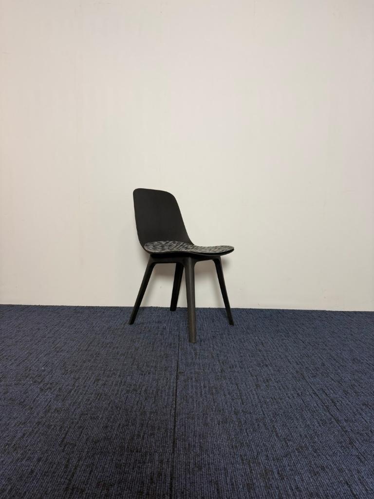 2 x Vergaderstoel IKEA ODGER (incl. kussentje) - antraciet, Huis en Inrichting, Stoelen, Ophalen, Kunststof, Gebruikt, Twee