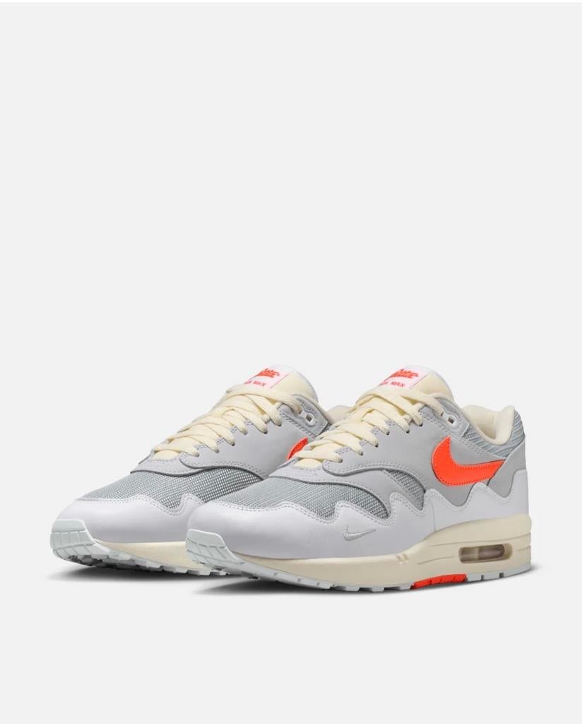 Patta x Nike Air Max 1 White/Hyper Crimson 44,5, Kleding | Heren, Schoenen, Ophalen of Verzenden, Nieuw, Wit, Sneakers of Gympen