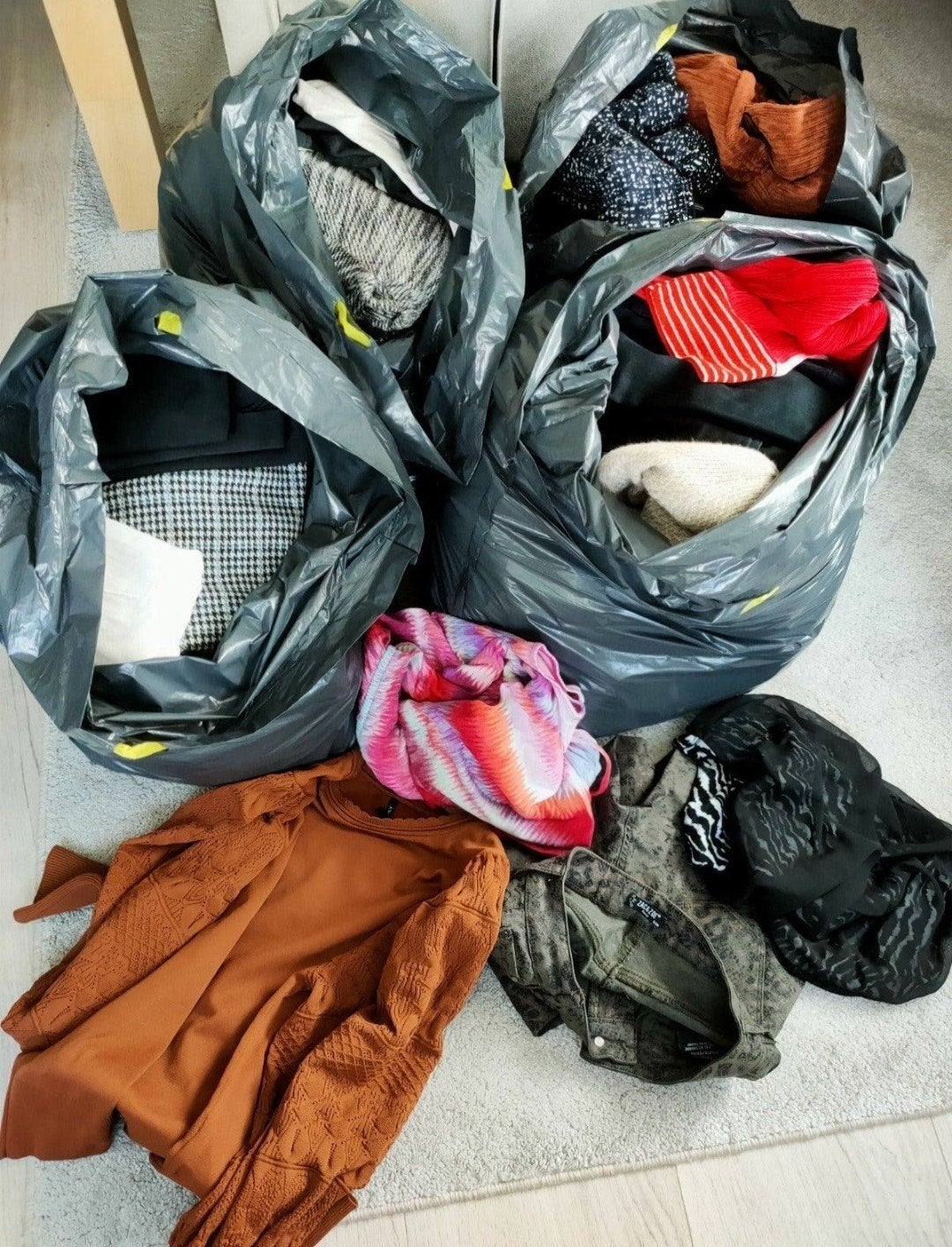 4 vuilniszakken vol kleding, Ophalen, Zo goed als nieuw