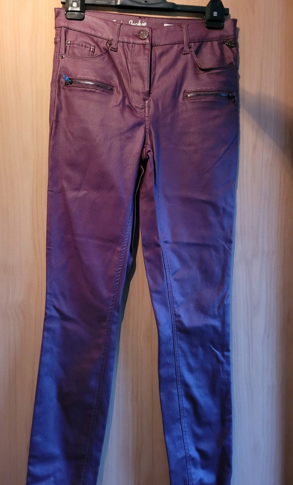 stretch skinny broek in mooi bordeauxrood, Kleding | Dames, Ophalen of Verzenden, Zo goed als nieuw, Overige kleuren, W30 - W32 (confectie 38/40)