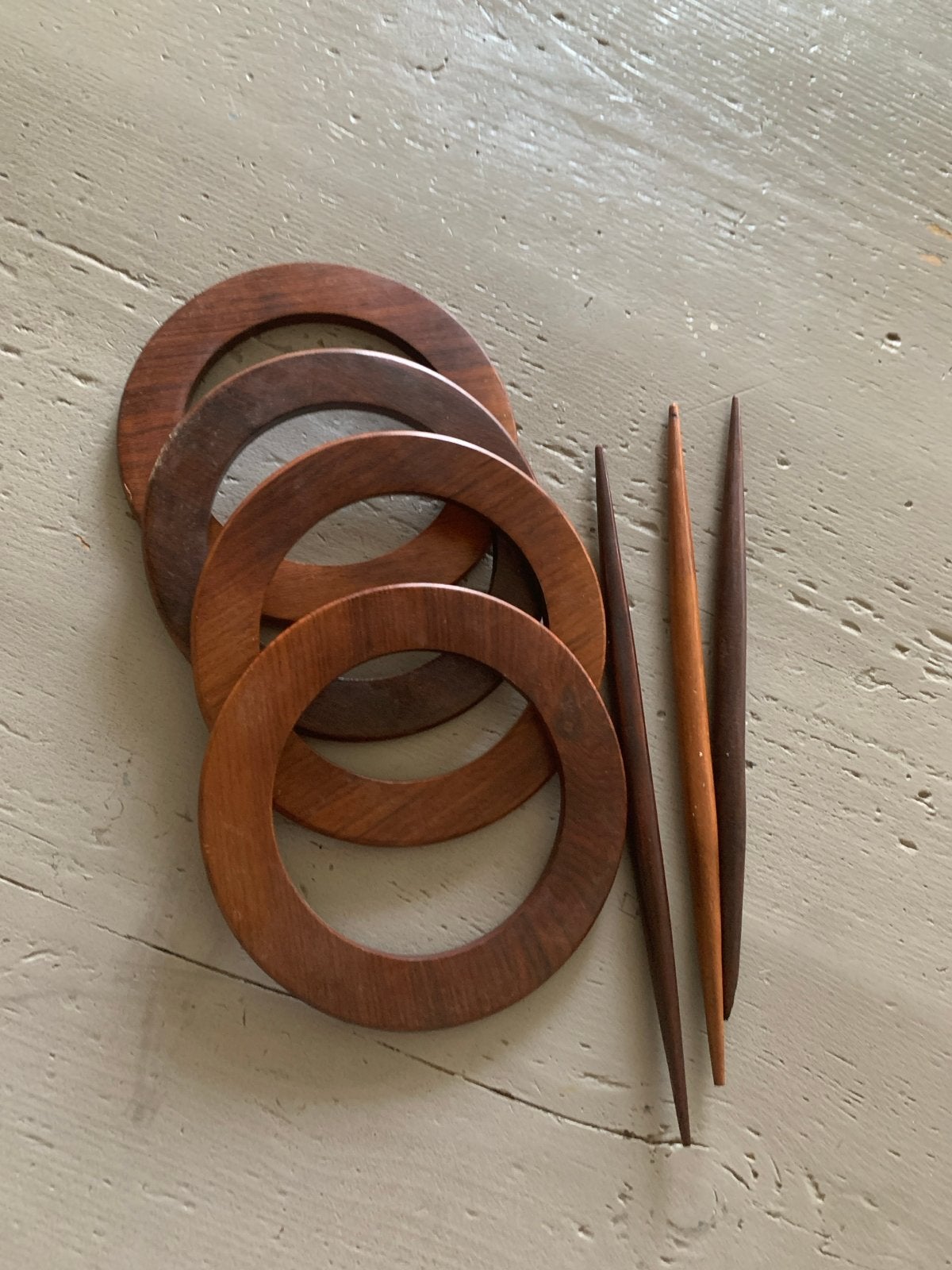 3 houten breipennen en 4 ringen, Ophalen of Verzenden, Gebruikt, Breien, Naald