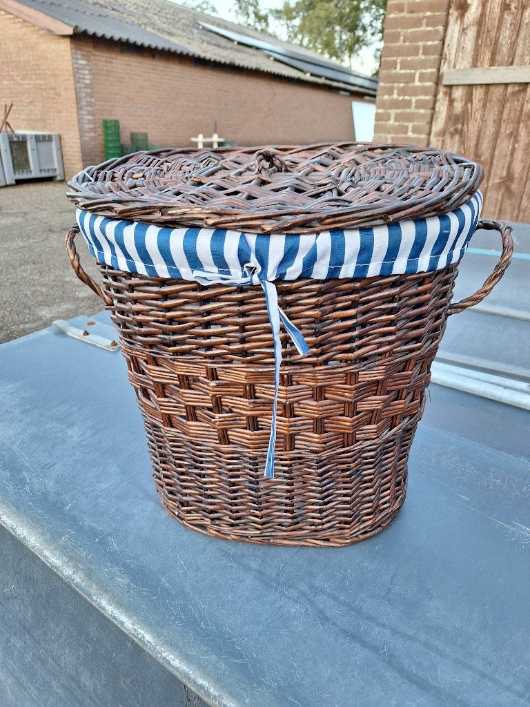 Donker rieten mand, Huis en Inrichting, Woonaccessoires | Schalen en Manden, Ophalen, Mand, Zo goed als nieuw, Riet