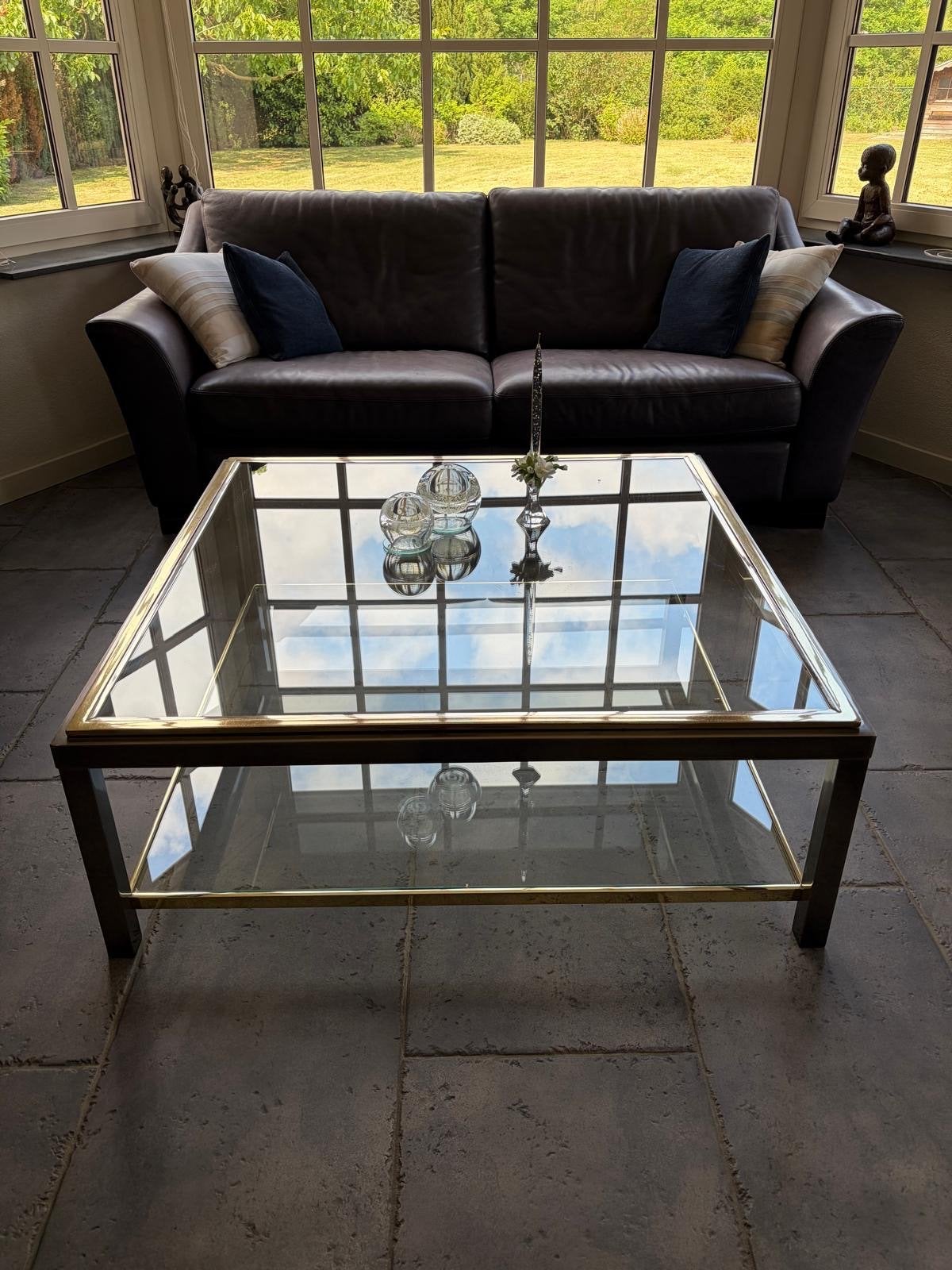 Stijlvolle glazen salontafel met messing accenten, Huis en Inrichting, Tafels | Salontafels, Ophalen, 100 tot 150 cm, Vierkant