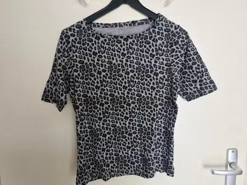 Grijs panterprint tshirt met steentjes Maat 36 h, Kleding | Dames, Onbekend, Ophalen of Verzenden, Zo goed als nieuw, Korte mouw