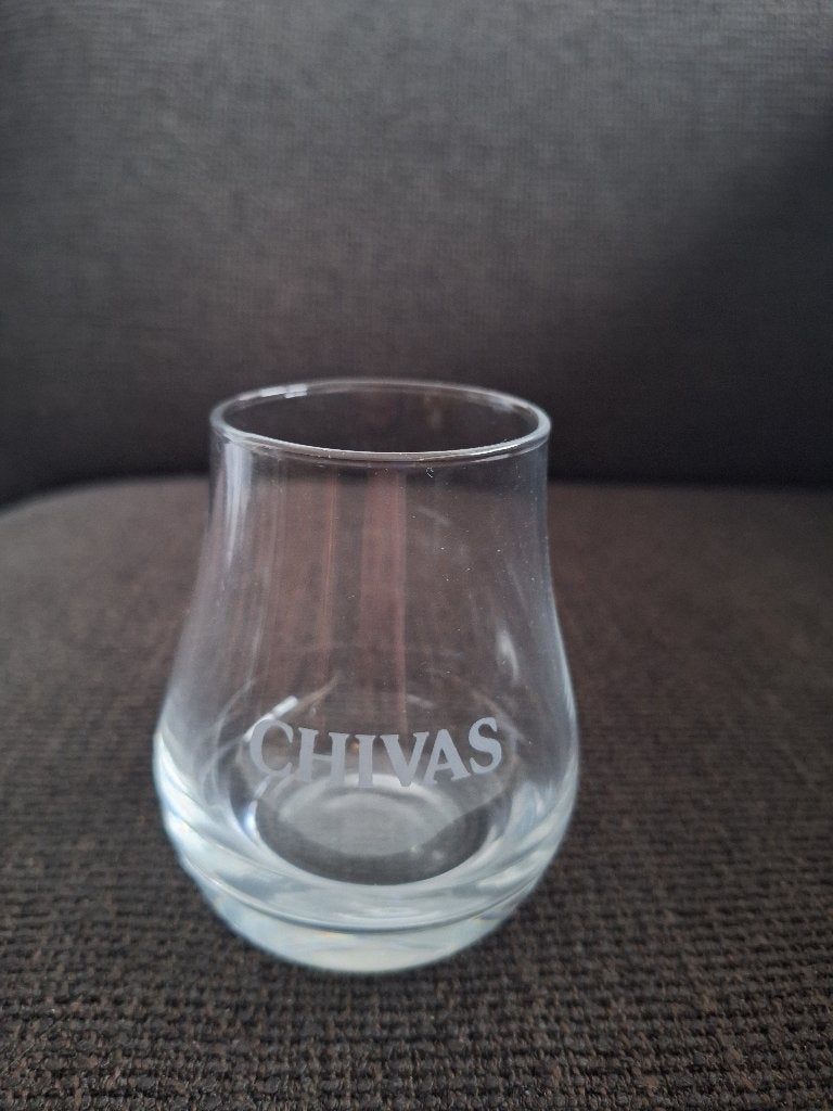 CHIVAS glas, tulpvorm, gegraveerd, Verzamelen, Glas en Borrelglaasjes, Ophalen of Verzenden, Zo goed als nieuw, Borrel- of Shotglas