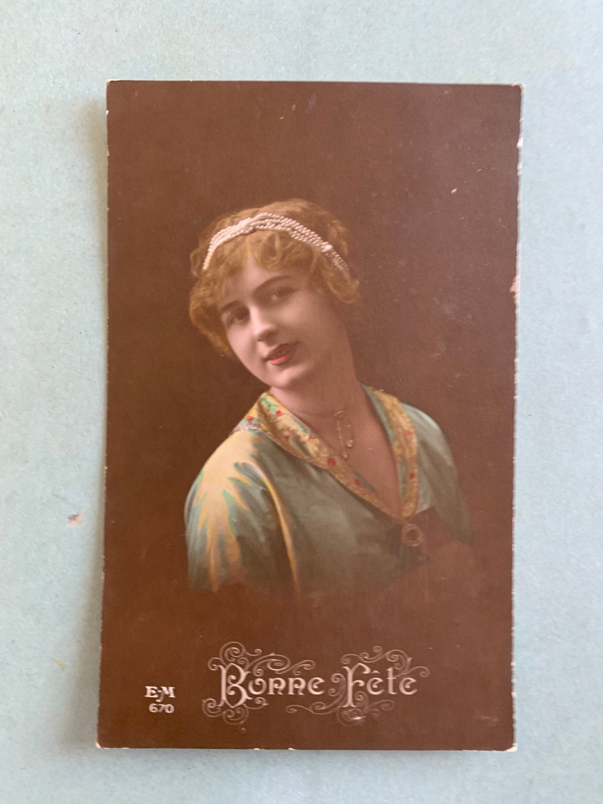 Bonne Fête - dame met haarband van parels, Ophalen of Verzenden, Voor 1920, Gelopen, Overige thema's