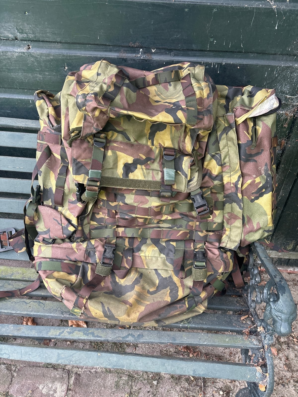 Grote camouflage rugzak (120L?) met zijtassen in goede staat, 40 cm of meer, Gebruikt, Trekking, 60 cm of meer