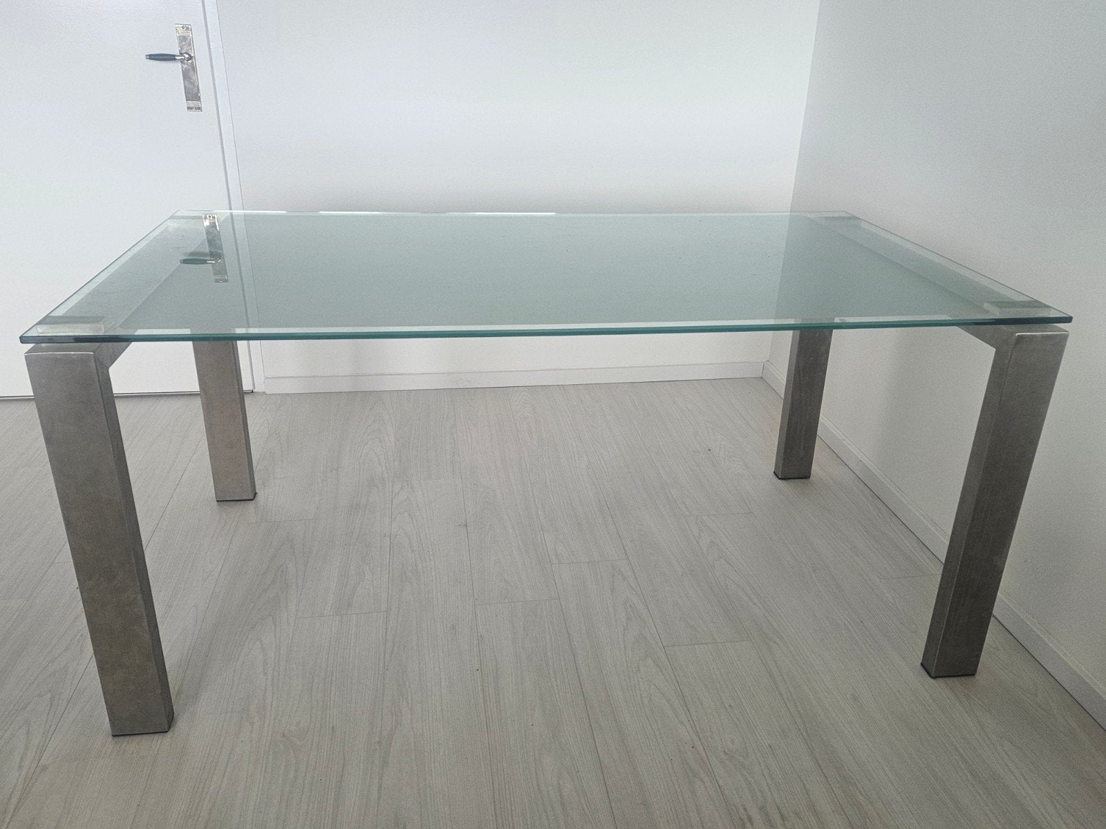 Glazen eettafel met metalen onderstel, Huis en Inrichting, Tafels | Eettafels, Ophalen, Gebruikt, 100 tot 150 cm, 50 tot 100 cm