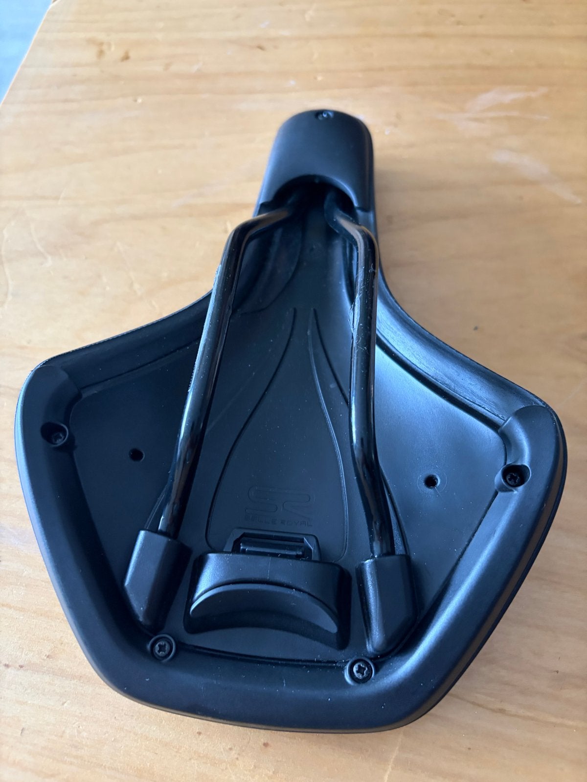 2x Selle Royal zadels: 1 dames, 1 heren met stevige zit, Ophalen, Gebruikt, Kunststof, Zadel