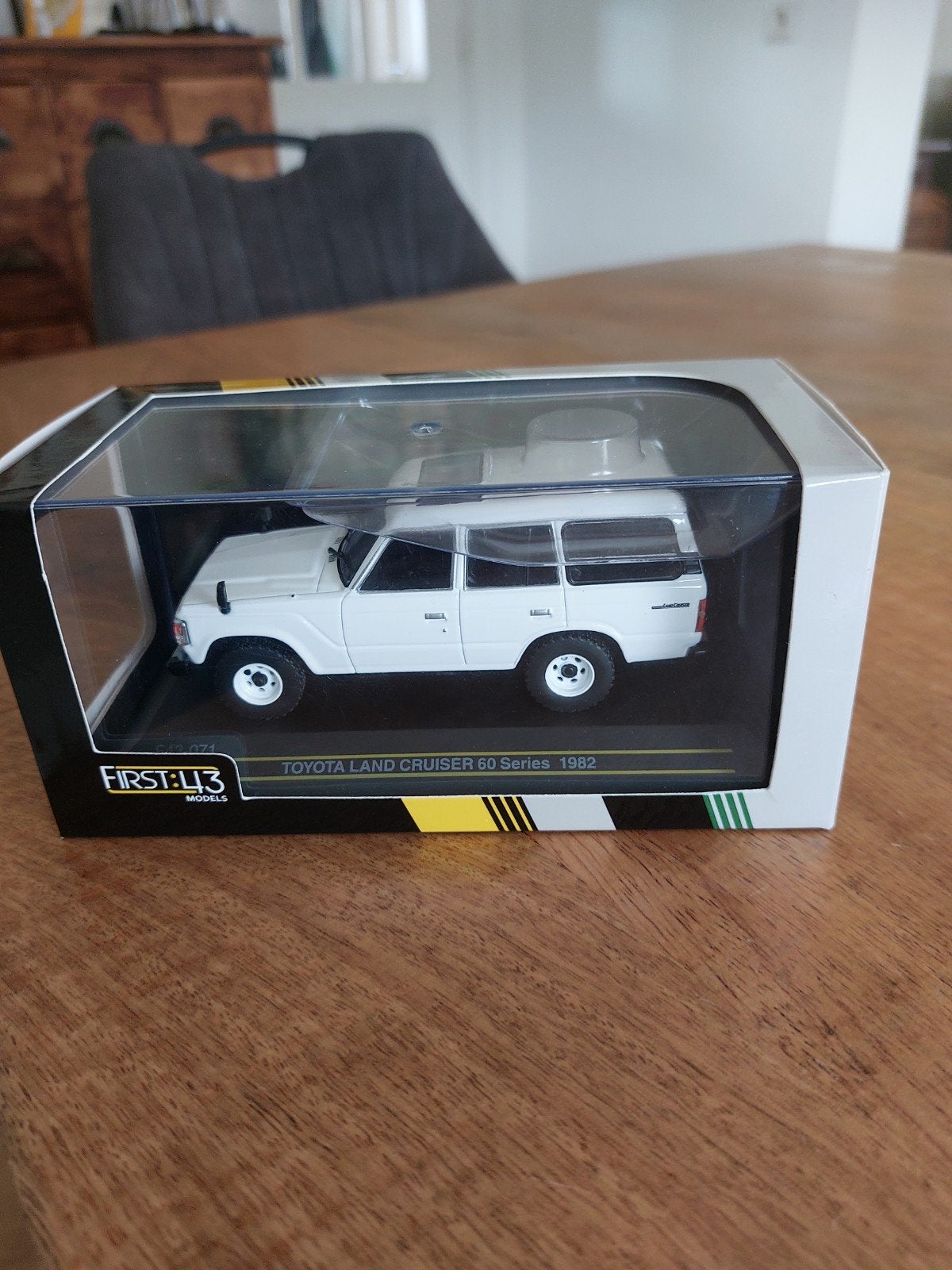 MODELAUTO 1-43 TOYOTA LANDCRUISER 60 wit, Hobby en Vrije tijd, Ophalen of Verzenden, Zo goed als nieuw, Auto, Overige merken
