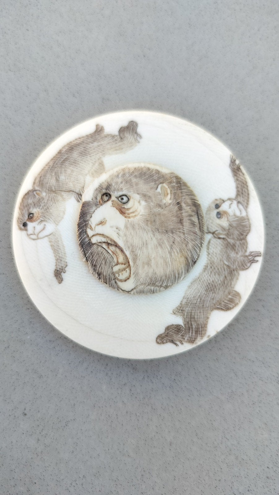Antieke Japanse plaquette met apen uit de Meiji periode, Antiek en Kunst, Verzenden