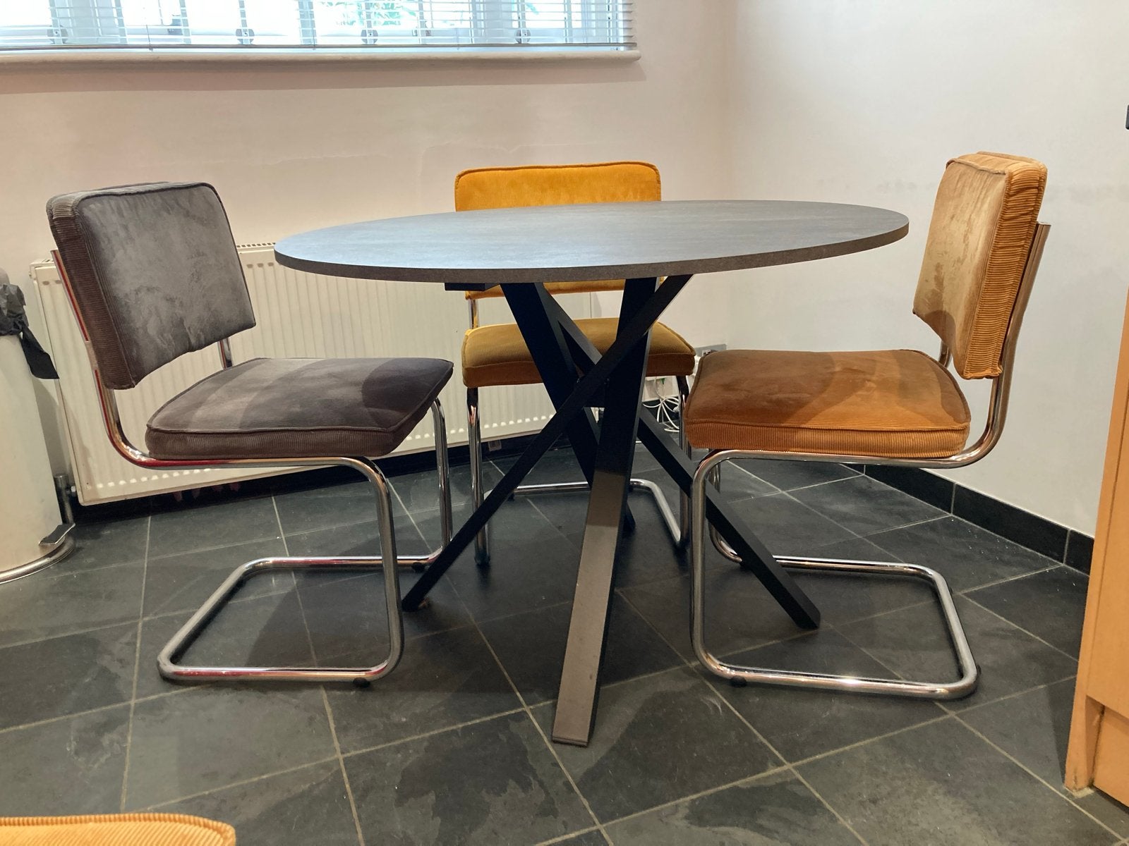 Stijlvolle Ikea Mariedamm eettafel - Donkergrijs, rond, Huis en Inrichting, Tafels | Eettafels, Ophalen, Overige materialen, Gebruikt