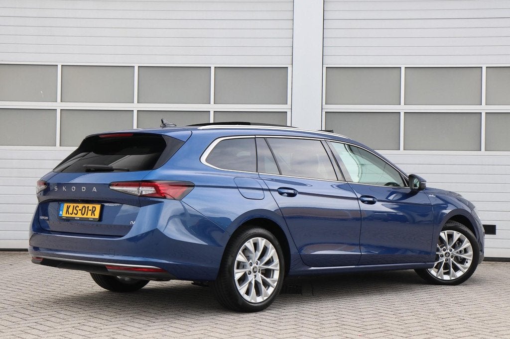 Skoda Superb Combi 1.5 TSI 204pk PHEV Laurin & Klement | SoH, Auto's, Skoda, 12 maanden, 4 cilinders, Blauw, 26 kWh