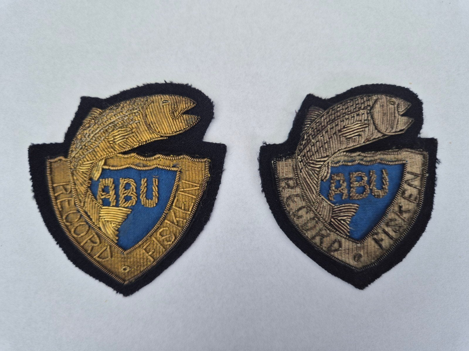 2 x Abu Fisken Badge goud zilver, Ophalen of Verzenden, Gebruikt, Overige typen