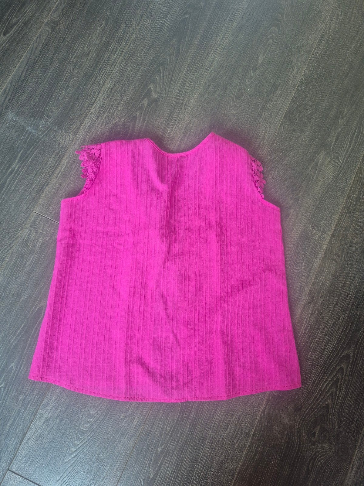 Fuchsia top met kanten details en open rug, Kleding | Dames, Maat 38/40 (M), Ophalen of Verzenden, Zo goed als nieuw, Korte mouw