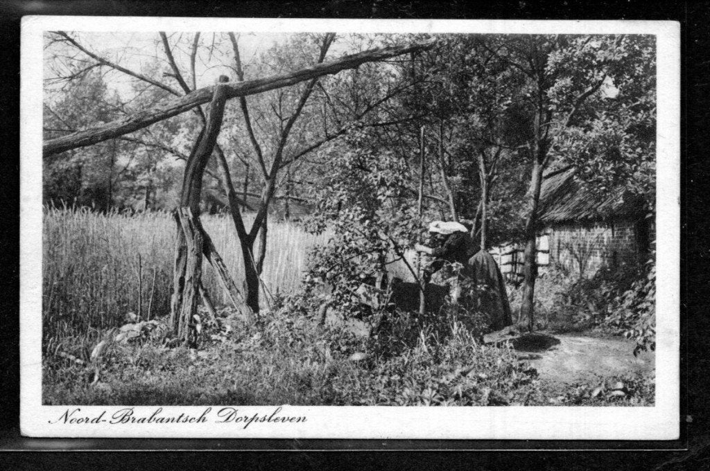 Noord-Brabants Dorpsleven - Vrouw in Dracht water putten., Ophalen of Verzenden, 1920 tot 1940, Gelopen, Klederdracht